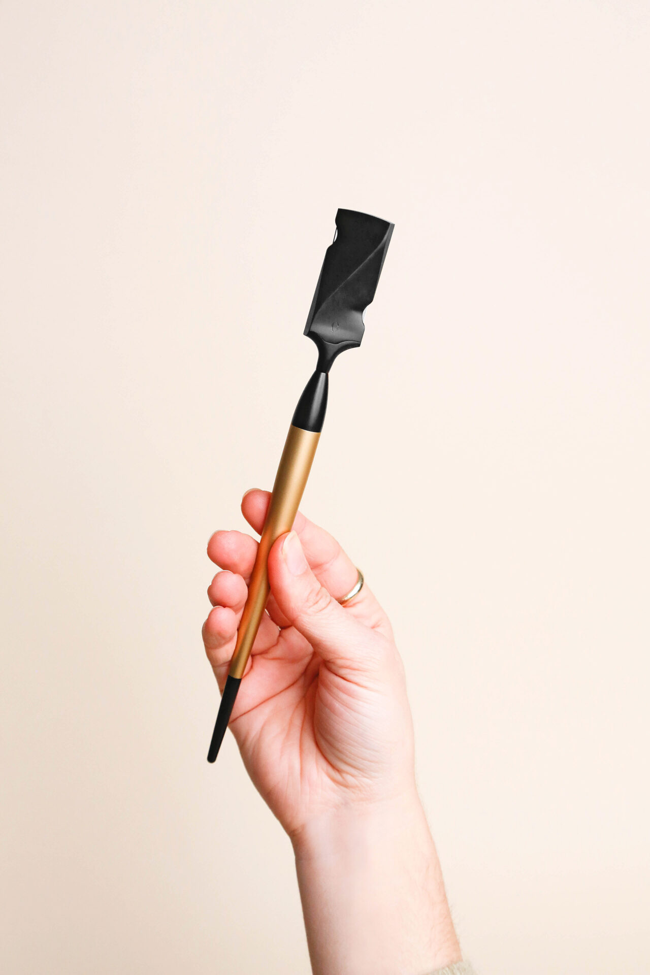 Der goldene Calligraph® — das Werkzeug für die calligraphy cut®-Methode.