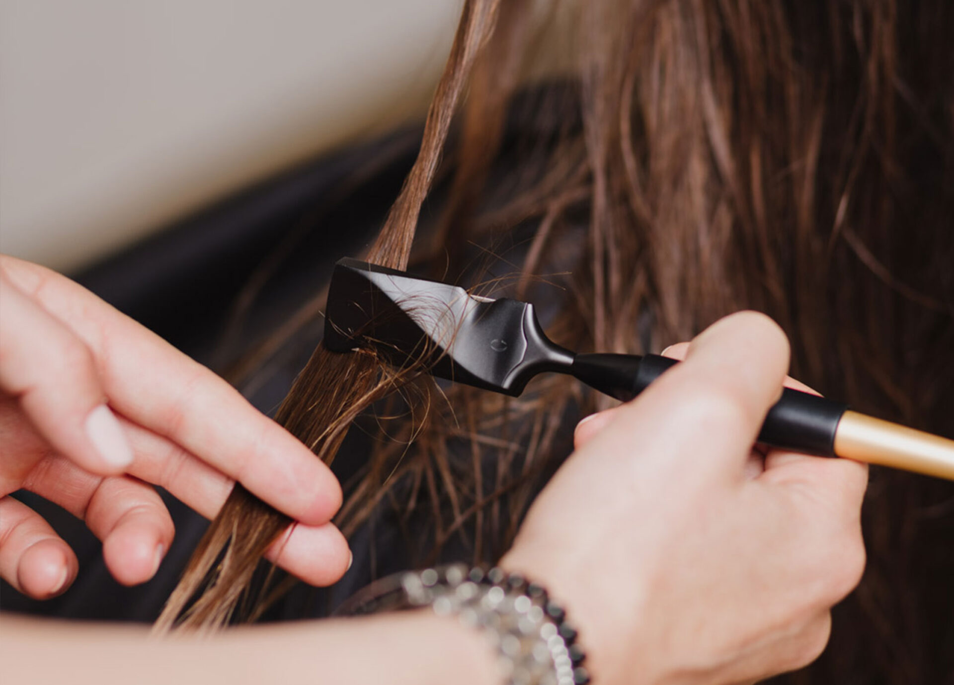 Der Calligraph® im Einsatz: präziser Schnitt am feuchten Haar bei kameleon — die friseure.